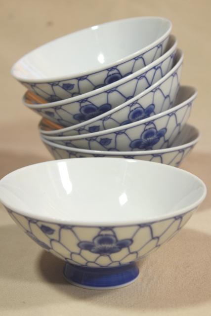 vintage blue & white china rice bowls or noodle dishes, chicken wire pattern