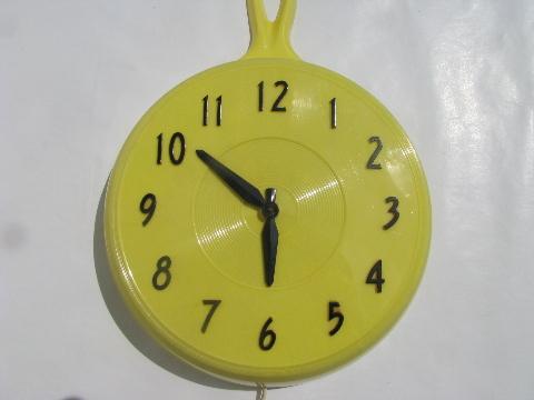 vintage butter yellow plastic kitchen frying pan/skillet wall clock