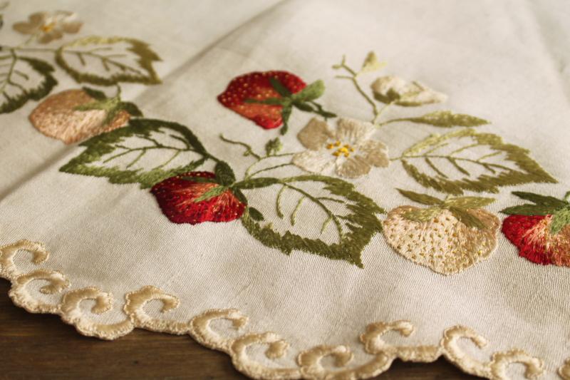 vintage centerpiece w/ rayon embroidered strawberries, scalloped round table topper mat