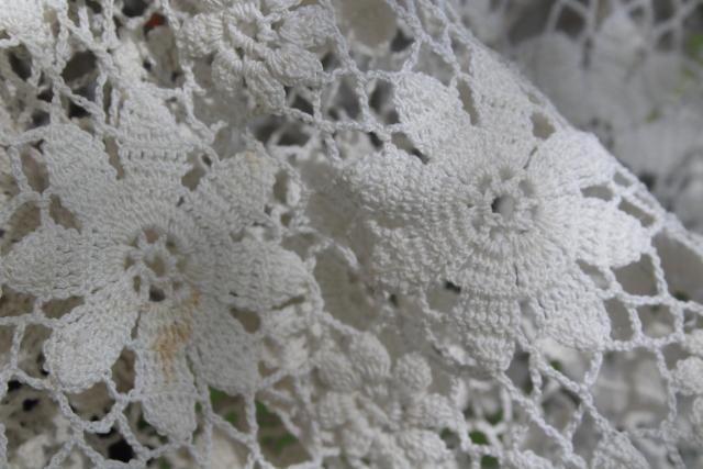 vintage cotton crochet lace bedspread or throw, flower wheels pattern cottage farmhouse shabby chic