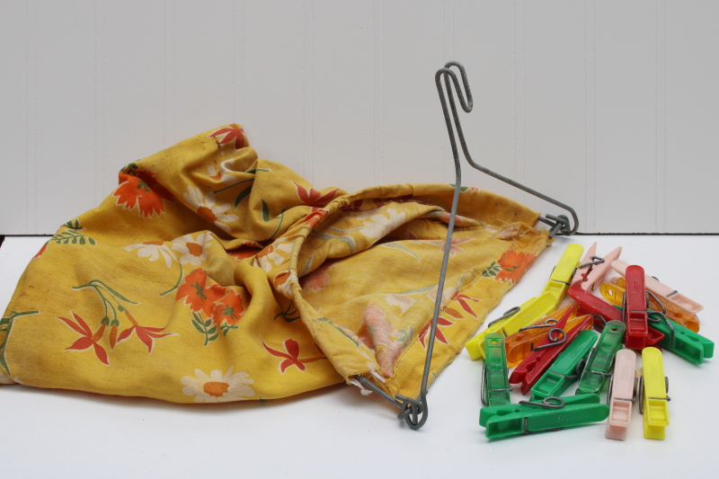 vintage cotton feed sack fabric clothespin bag w/ wire hanger for wash line, colorful plastic clothespins