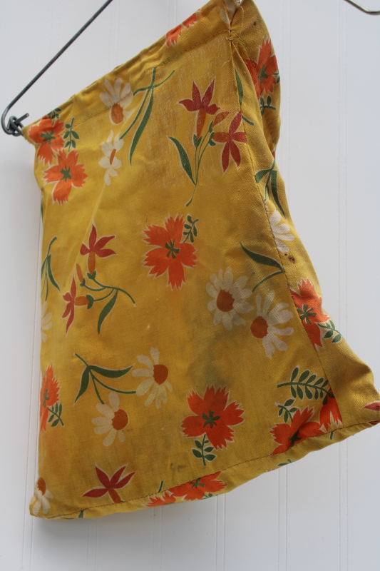 vintage cotton feed sack fabric clothespin bag w/ wire hanger for wash line, colorful plastic clothespins