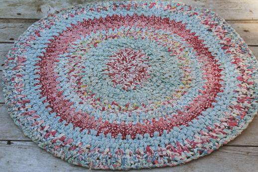 vintage cotton rag rug, round crochet door mat in retro 30s - 40s colors & prints