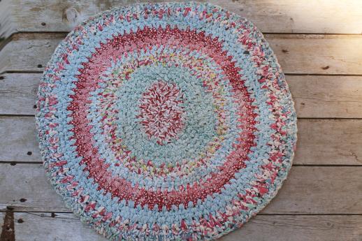 vintage cotton rag rug, round crochet door mat in retro 30s - 40s colors & prints