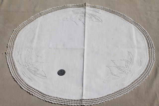 vintage crochet lace doilies & embroidered rounds table mats w/ lacy edgings