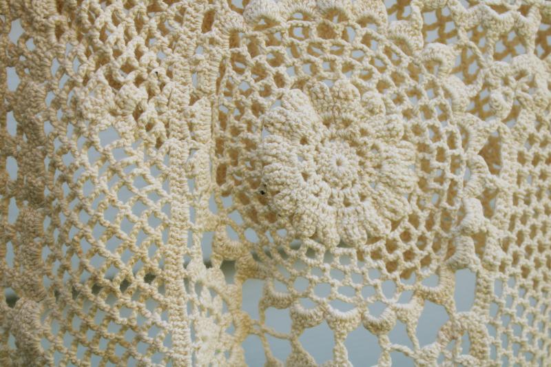 vintage crochet lace huge doily / round tablecloth, boho hippie girl wall hanging