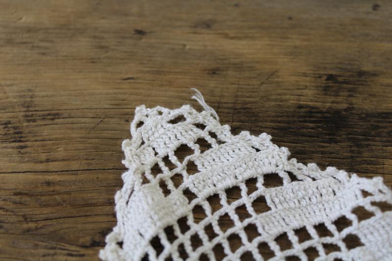 vintage crocheted lace tablecloth, handmade filet crochet laurel wreath ...