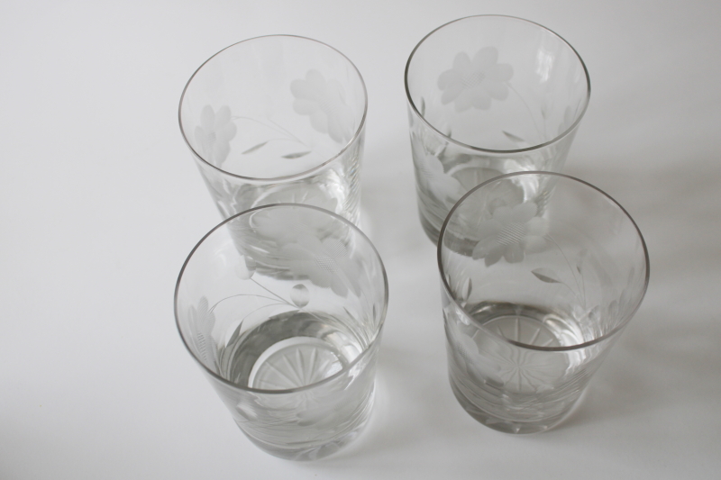 https://laurelleaffarm.com/item-photos/vintage-daisy-flower-etched-glass-lowballs.-old-fashioned-drinking-glasses-set-Laurel-Leaf-Farm-item-no-rg041344-3.jpg