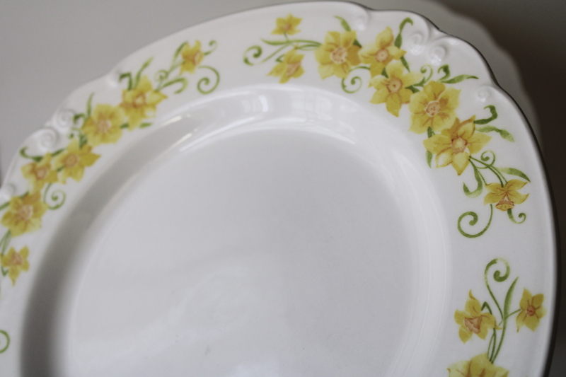 vintage dinner plates w/ yellow daffodils, Nikko Japan jonquil pattern spring flowers
