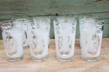 vintage farmhouse kitchen drinking glasses, 1950s Hazel Atlas white wheat print tumblers