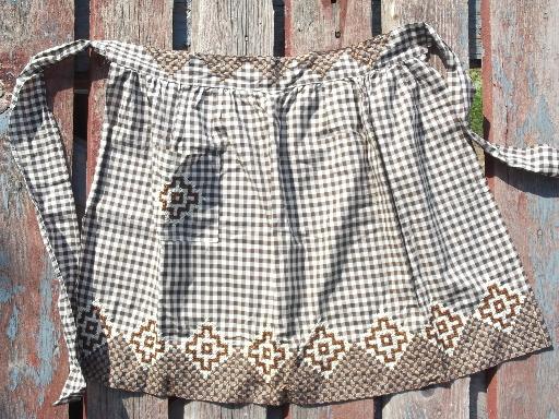 vintage gingham checked half aprons, cute retro country kitchen style!