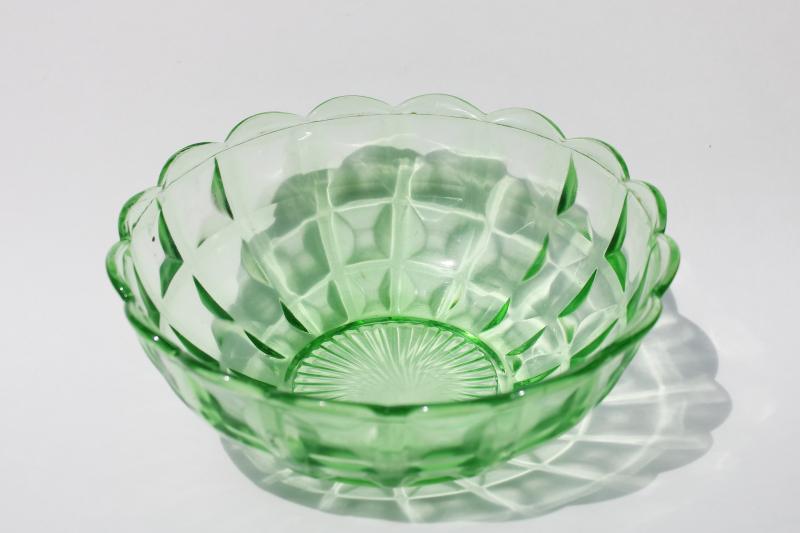 vintage green depression glass bowl Jeannette waffle block panel pattern w/ scalloped rim 