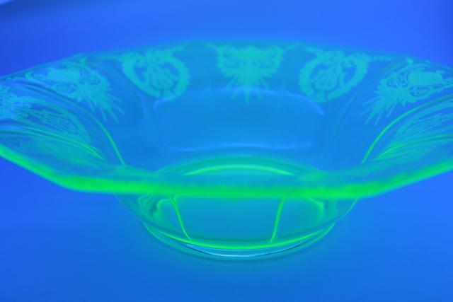 vintage green depression uranium vaseline glass centerpiece bowl, Cambridge etch pattern