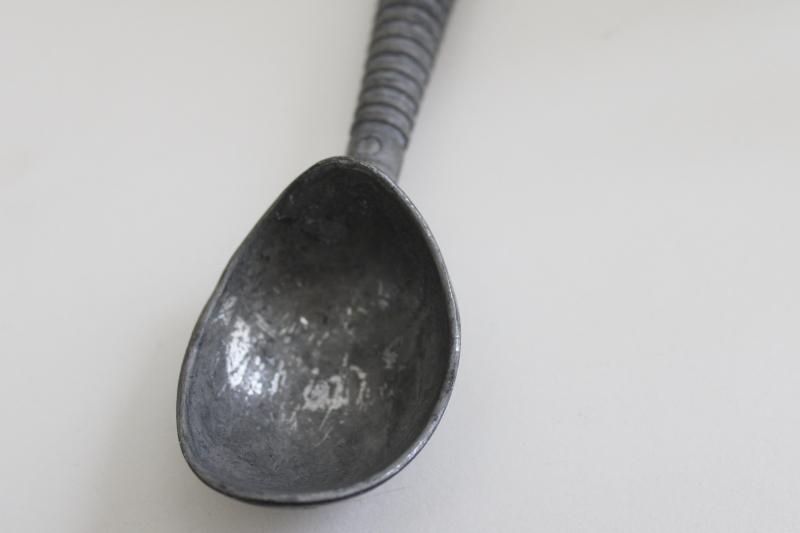 Vintage Old Fashioned Aluminum Metal Kitchen Ice Cream Scoop, no mfr on it