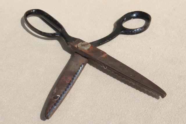 Vintage Scissors Rusty Pinking Shears 1950s Rusty Scissors Distressed  Cutter Metal Tailor Shears Sewing Scissors Dressmaker Tool Gift 