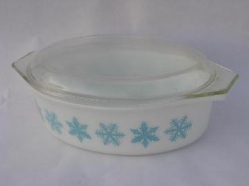 vintage winter snowflake pattern Pyrex, large oval glass casserole w/ cover