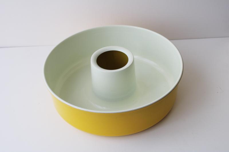 vintage yellow / white enamel metal bundt tube cake pan or ring mold