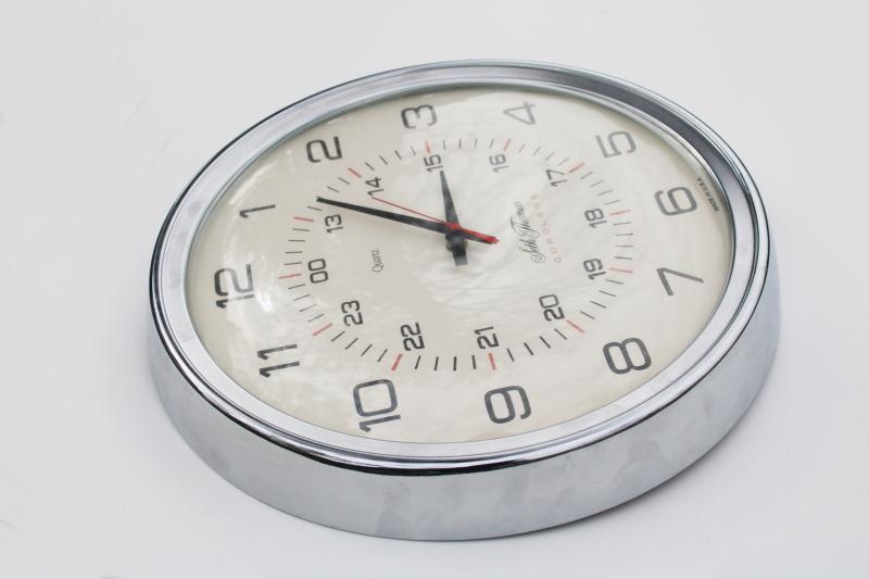 working vintage industrial wall clock, Seth Thomas Quartz Manager retro chrome clock, made in USA