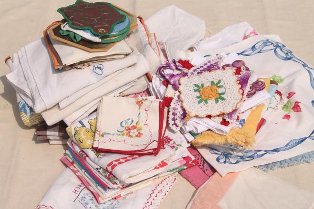 photo of 100 pieces lot of vintage kitchen linens, dish towels, potholders, tablecloths & napkins #1