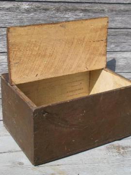 catalog photo of 1880s vintage wide board box, primitive old trunk w/antique newspaper lining