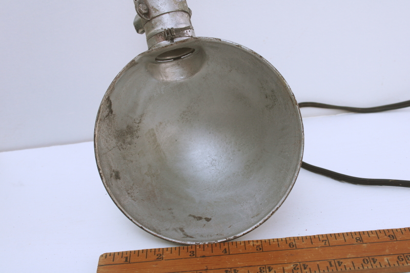 photo of 1920s 30s vintage Lindsay Milwaukee work light, Fostoria type articulated bench lamp metal shade  #5