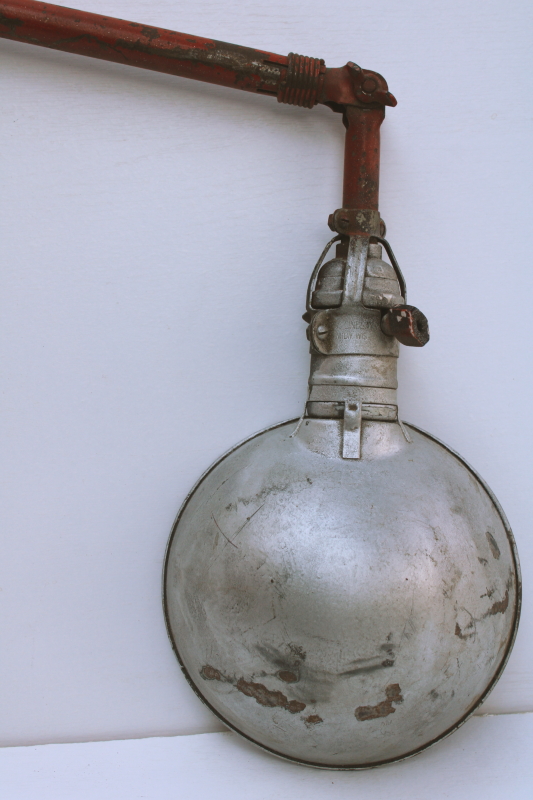 photo of 1920s 30s vintage Lindsay Milwaukee work light, Fostoria type articulated bench lamp metal shade  #8