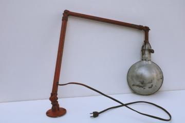 1920s 30s vintage Lindsay Milwaukee work light, Fostoria type articulated bench lamp metal shade 