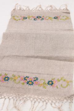 catalog photo of 1920s vintage embroidered linen farmhouse table runner, natural flax color antique fabric
