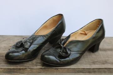catalog photo of 1930s 40s vintage black leather pumps, low heels w/ bows tiny old shoes witchy cute 