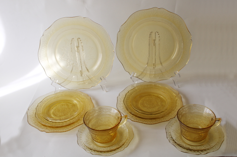 photo of 1930s vintage amber yellow depression glass set for 2, spoke pattern Patrician   #1