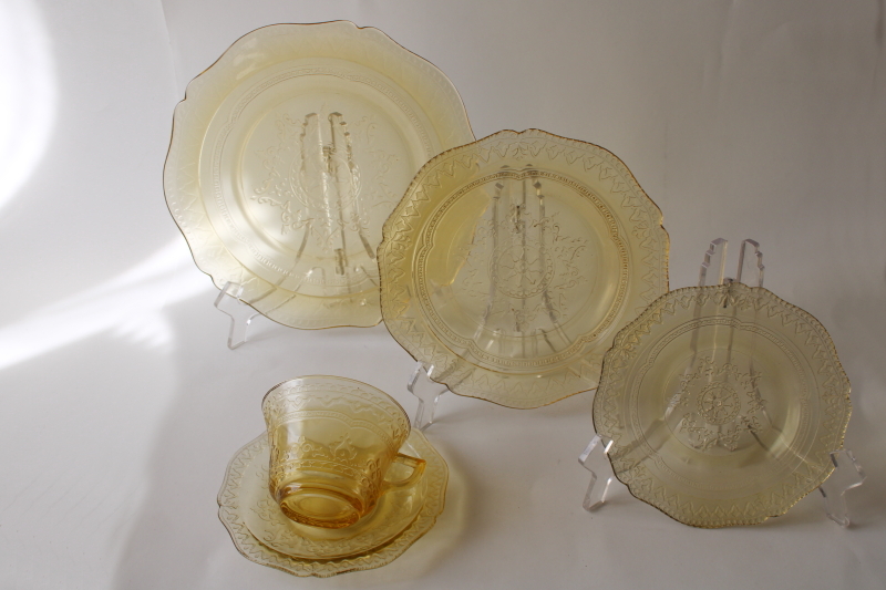 photo of 1930s vintage amber yellow depression glass set for 2, spoke pattern Patrician   #4
