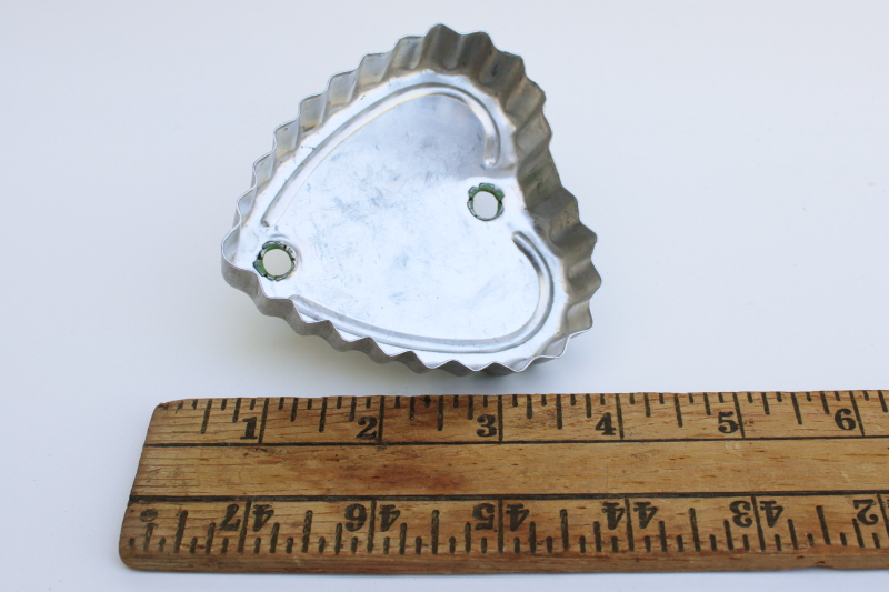 photo of 1930s vintage cookie cutter, fluted heart biscuit cutter w/ jadite green metal handle #2
