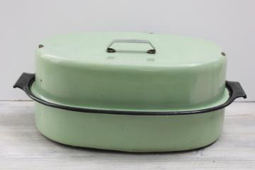catalog photo of 1930s vintage enamelware roaster, art deco jadite green enamel w/ black roasting pan w/ cover
