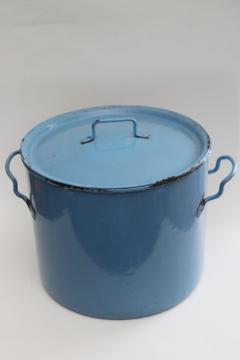 catalog photo of 1930s vintage enamelware stock pot w/ lid, Beco blue color French county kitchen style
