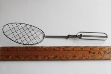 1930s vintage kitchen utensil spoon shaped crimped wire paddle whisk egg beater 