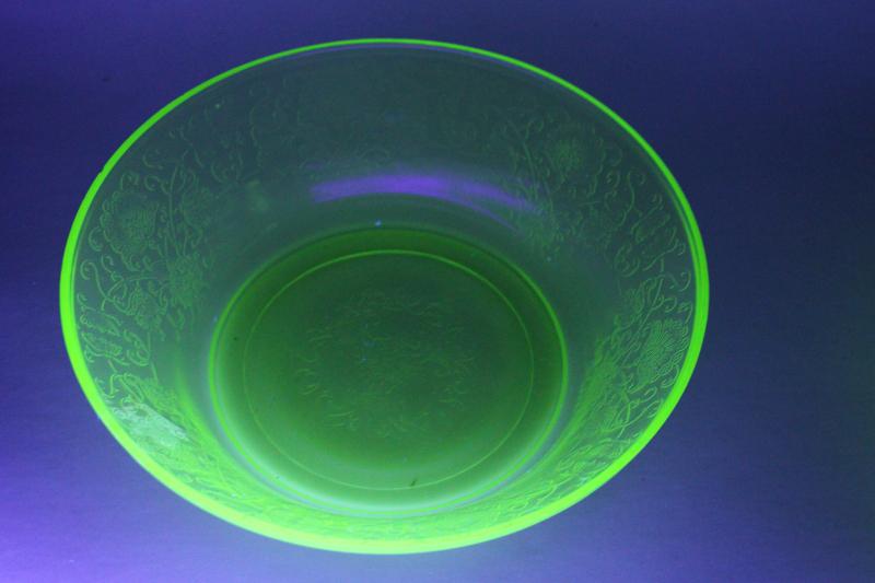 photo of 1930s vintage uranium green depression glass bowl, poppy floral Hazel Atlas Florentine #1