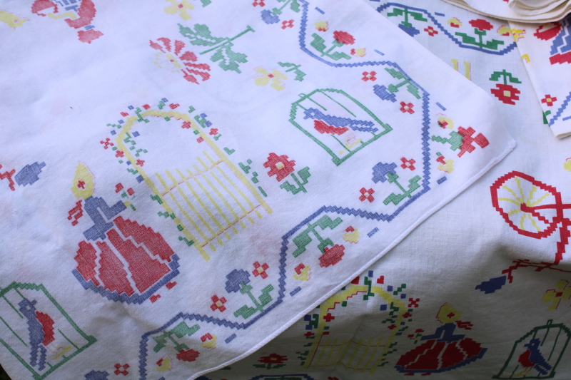 photo of 1940s 50s vintage printed cotton kitchen tablecloth & napkins, girls in sunbonnets & hats, flower arbors  #4