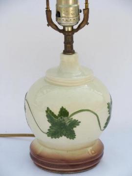 catalog photo of 1940s - 50s vintage table lamp w/ green vines, cottage ivy pottery