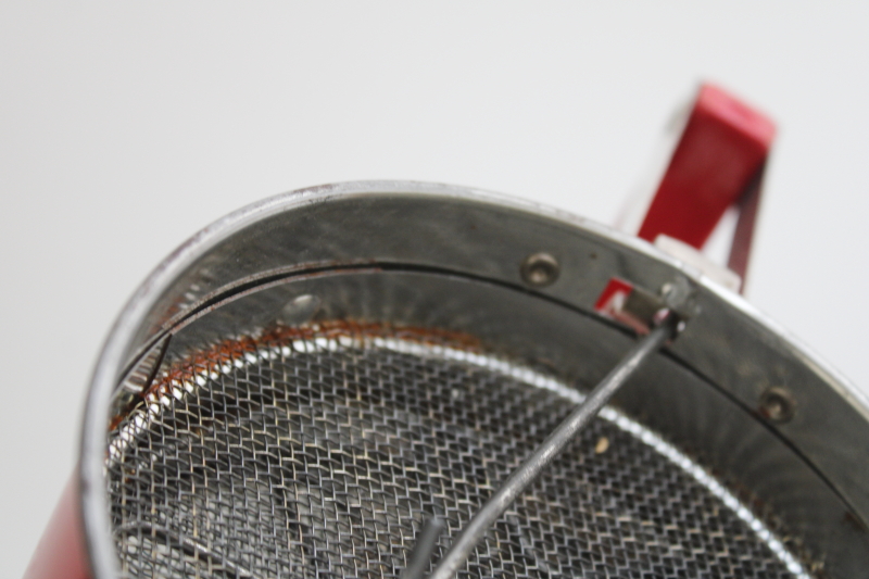 photo of 1940s vintage Androck Hand-i-Sift flour sifter, red w/ flowered print, retro kitchenware #6