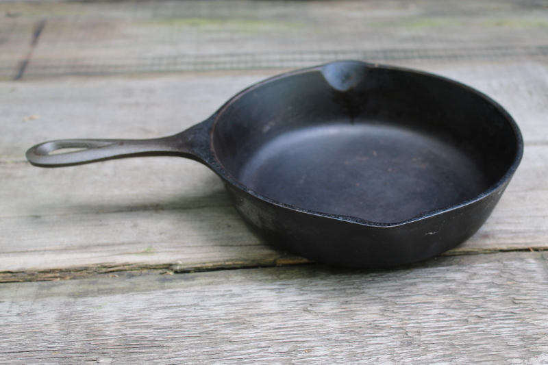 photo of 1940s vintage Lodge cast iron pan marked 4, two notch heat ring bottom nice & flat  #1