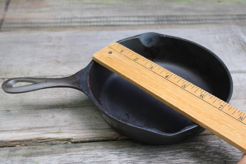 photo of 1940s vintage Lodge cast iron pan marked 4, two notch heat ring bottom nice & flat  #2