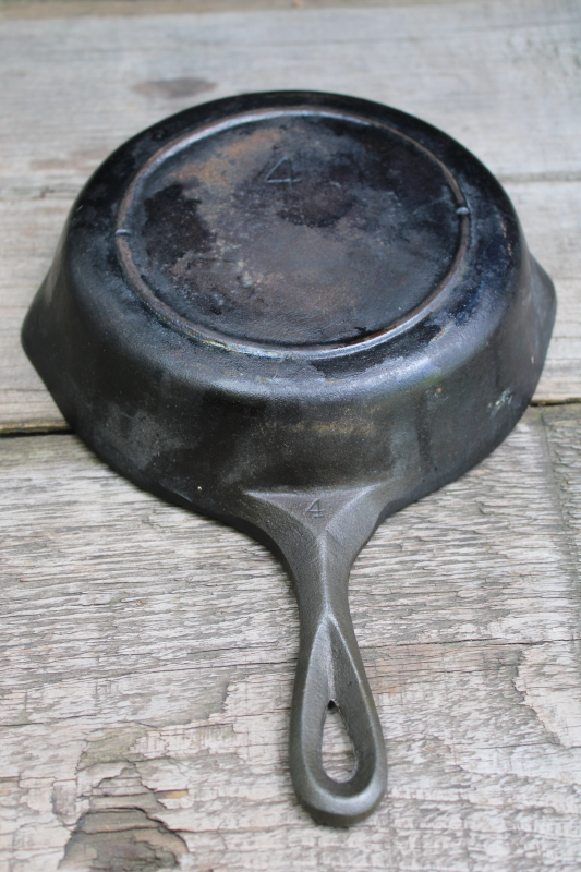 photo of 1940s vintage Lodge cast iron pan marked 4, two notch heat ring bottom nice & flat  #3