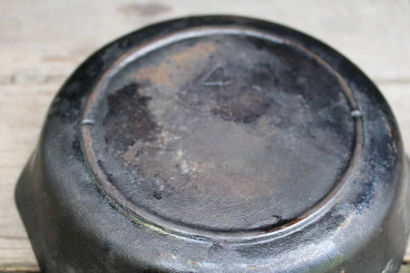 photo of 1940s vintage Lodge cast iron pan marked 4, two notch heat ring bottom nice & flat  #4