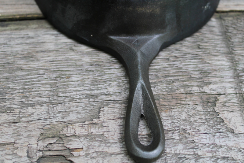 photo of 1940s vintage Lodge cast iron pan marked 4, two notch heat ring bottom nice & flat  #5