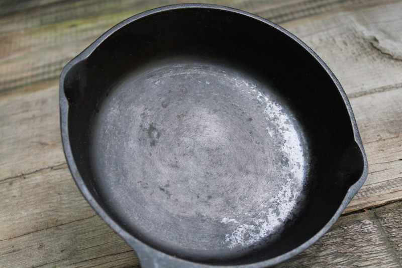 photo of 1940s vintage Lodge cast iron pan marked 4, two notch heat ring bottom nice & flat  #6