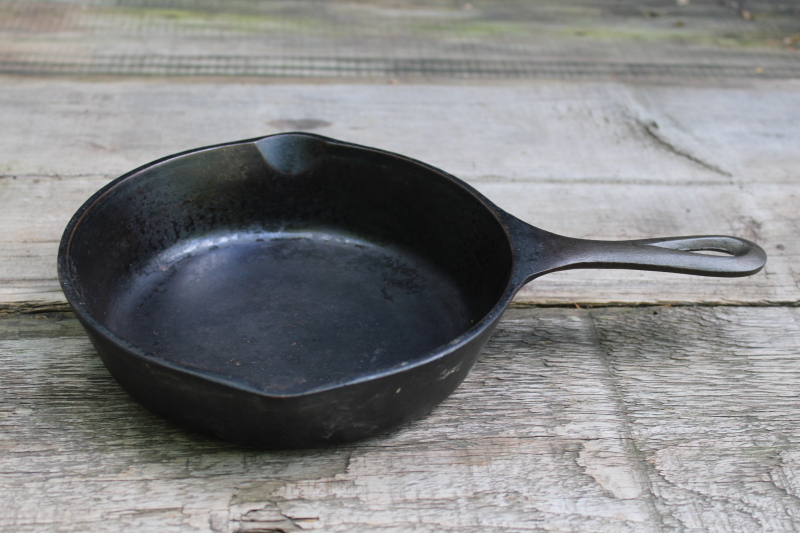photo of 1940s vintage Lodge cast iron pan marked 4, two notch heat ring bottom nice & flat  #7