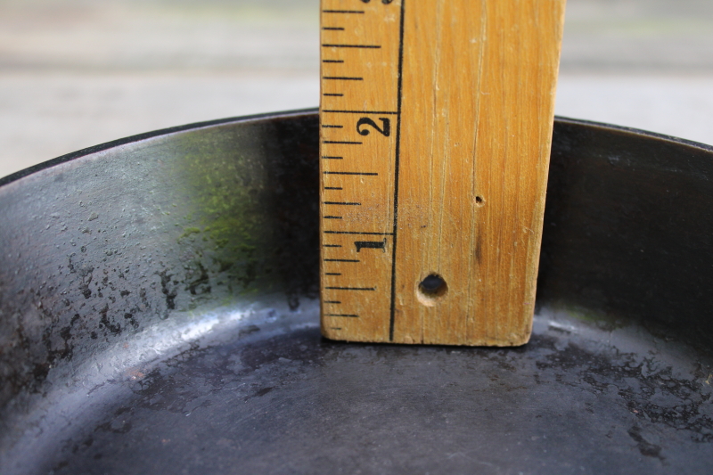 photo of 1940s vintage Lodge cast iron pan marked 4, two notch heat ring bottom nice & flat  #8