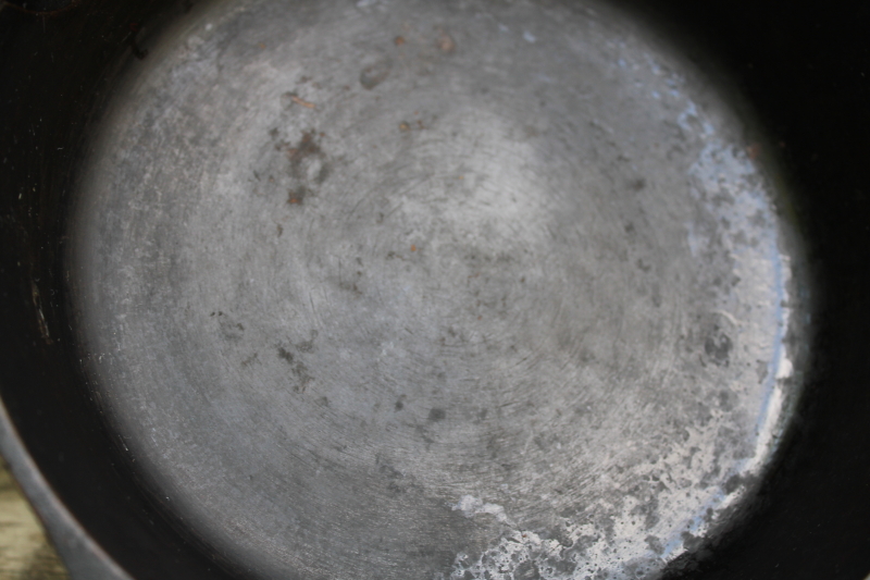 photo of 1940s vintage Lodge cast iron pan marked 4, two notch heat ring bottom nice & flat  #9