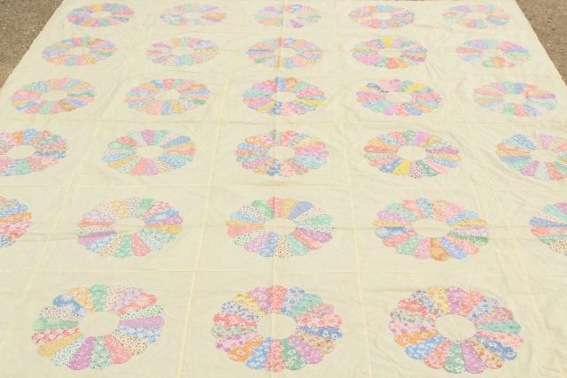 photo of 1940s vintage quilt top, print dresden plate flower circles on unbleached cotton #3