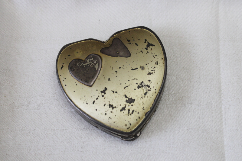 photo of 1940s vintage sterling silver powder compact, heart shape engraved Dotty  #1